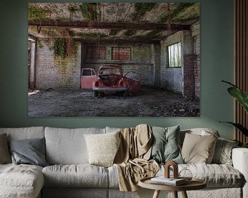 Urbex kleines rotes Auto in einer baufälligen Garage. von Dyon Koning