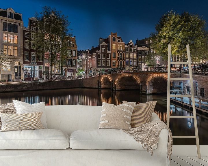 Sfeerimpressie behang: Rustige avond aan de Torensluis in Amsterdam van Jeroen de Jongh