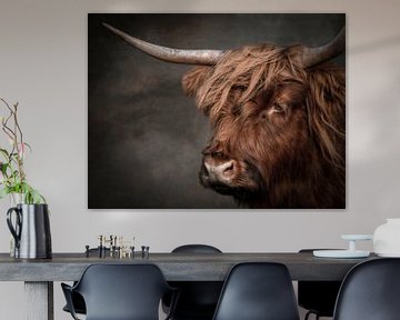 Schotse Hooglander portret met geschilderde achtergrond