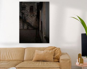 Alter französischer Platz / Gasse mit verlassenen Gebäuden und alter Treppe von Jochem van der Meer