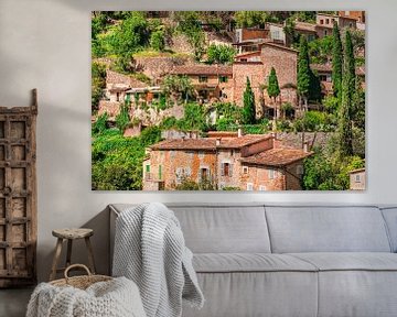 Blick auf typische Steinhäuser im mediterranen Dorf Deia auf Mallorca, Spanien von Alex Winter