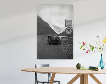 Klassieke, oldtimer BMW Motor met zijspan in de Alpen van Timeview Vintage Images