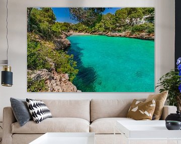 Turquoise zeewater bij baai Cala Serena, strand Mallorca, Spanje van Alex Winter