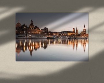 Dresden weerspiegeld in de Elbe van Jiri Viehmann