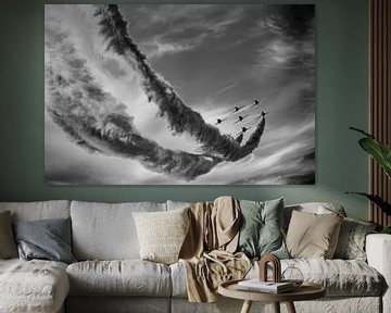 Spectacle aérien avec escadron volant et fumée dans un ciel nuageux en noir et blanc sur Dieter Walther