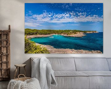 Vue idyllique de la baie de la plage avec des bateaux sur la côte de Majorque, Cala Mondrago sur Alex Winter