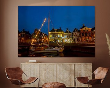 Traditioneel  versierd zeilschip in de haven van Dokkum bij avond van Eye on You