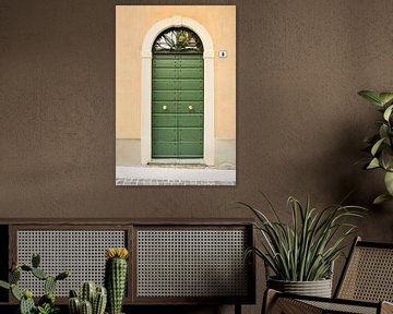 Groene deur in Iseo | Italië | Geel | Kleurrijke reisfotografie