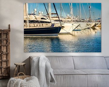 Luxuriöser Lebensstil, nautische Yachten im Yachthafen vor Anker von Alex Winter