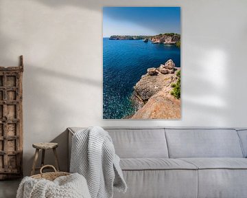 Paysage marin idyllique avec des falaises sur la côte de l'île de Majorque, en Espagne. sur Alex Winter