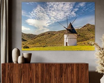 Einsame Windmühle in der Cabo de Gata in Andalusien Spanien