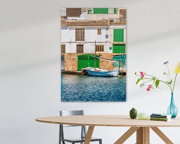 Majorque, vieux bateau de pêche ancré sur la côte d'un village méditerranéen sur Alex Winter