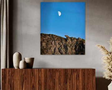 De maan met uitzicht op de Johan Skytt-rots op Godøy, Noorwegen van qtx