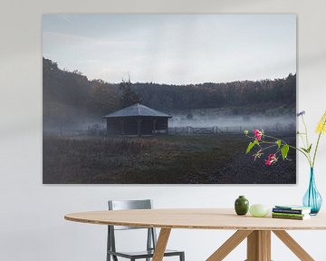 La maison du forestier dans le brouillard sur Floor Schreurs