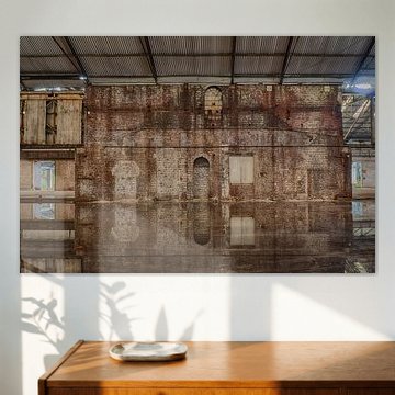 Spiegelung einer alten Mauer