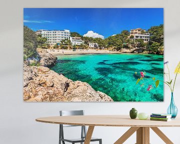 Aan zee op het eiland Mallorca, mooie Cala Santanyi strandbaai van Alex Winter