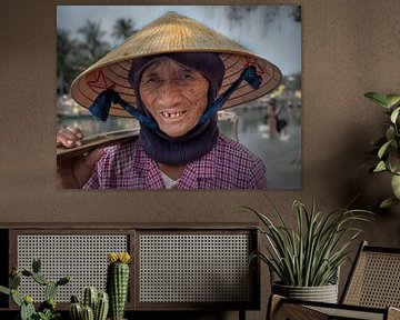 Oude aziatische doorleefde vrouw van Ton Buijs