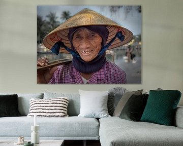 Oude aziatische doorleefde vrouw van Ton Buijs