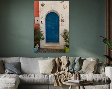 Porte italienne bleue sur MDRN HOME