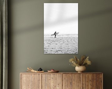 Surfer am Strand | Surfbrett | Meer | Schwarz-Weiß-Fotografie von Mirjam Broekhof
