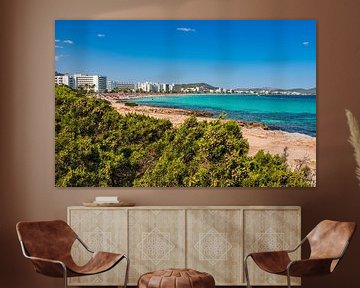 Spanien Mallorca, Blick auf den Strand des Ferienortes Cala Millor von Alex Winter