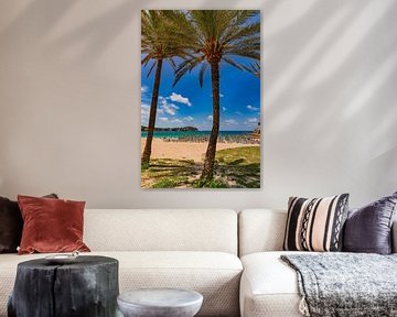 Mooi zandstrand met palmbomen op Mallorca, Spanje van Alex Winter