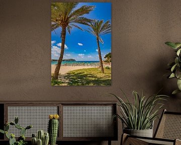 Gezicht op het strand van Santa Ponsa met palmbomen op Mallorca van Alex Winter