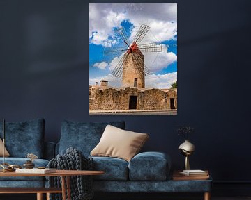 Blick auf eine traditionelle Windmühle auf Mallorca, Spanien von Alex Winter