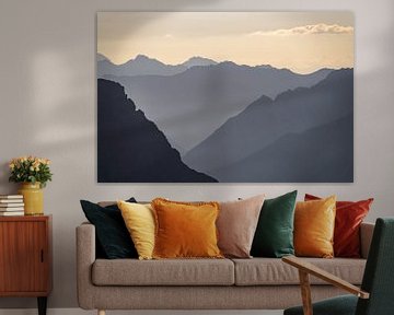 Silhouet van bergtoppen in de Alpen bij zonsopgang van Daniel Pahmeier