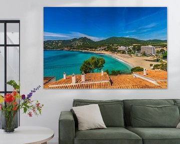 Kustuitzicht van baai en strand in Canyamel Majorca Spanje, van Alex Winter