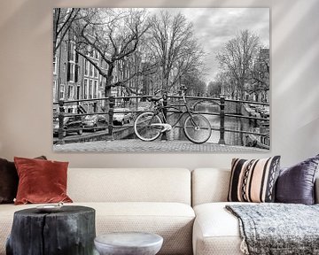 Fiets op een Amsterdamse brug. van Don Fonzarelli