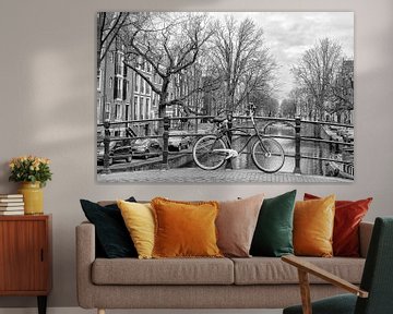 Ein Fahrrad auf einer Brücke in Amsterdam.  von Don Fonzarelli
