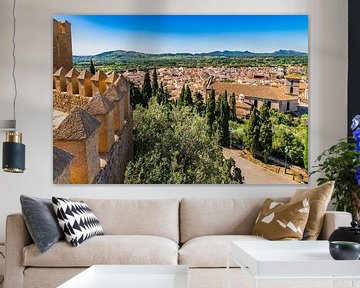 Schöner Blick auf die alte mediterrane Stadt Arta auf Mallorca von Alex Winter