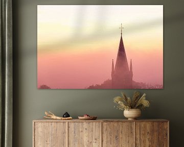 Sonnenaufgang zur goldenen Stunde über einer nebelverhangenen Landschaft, aus der der Kirchturm hera von Kim Willems