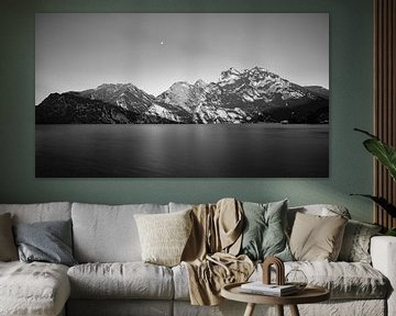 Panoramafoto zwart-wit van het Gardameer met de bergen Cima Valdes, Monte Tremalzo en Cima Sat bij z van Daniel Pahmeier