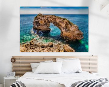 Natuurlijke rotsboog Es Pontas aan de kustlijn van Mallorca van Alex Winter