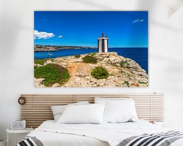 Prachtig uitzicht op vuurtoren aan de rotsachtige kust van Mallorca van Alex Winter
