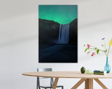 Aurore boréale au-dessus de la chute d'eau de Skogafoss en Islande. sur Jos Pannekoek