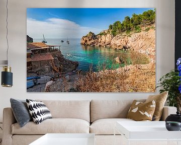 Belle vue de la plage de Cala Deia avec des bateaux au mouillage dans la baie. sur Alex Winter