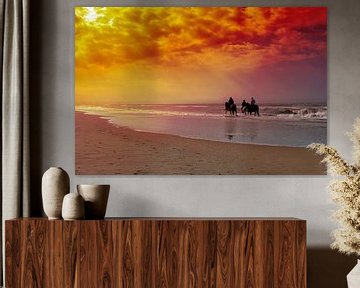 Paardrijden op het strand met ondergaande zon van MARK.pix