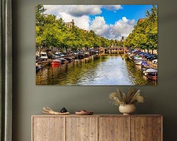 Boote und Bäume am Kanal Gracht in Zentrum von Amsterdam Niederlande