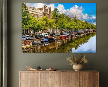 Réflexion de bateaux, de rues et de maisons dans un canal à Amsterdam, Pays-Bas. sur Dieter Walther