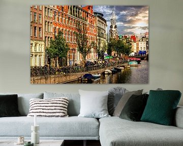 Hausfassaden und Strasse mit Kirchturm an einem Kanal Gracht in Amsterdam Niederlande