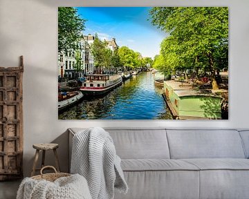 Huisgevels en straat woonboten op een gracht in Amsterdam Nederland van Dieter Walther