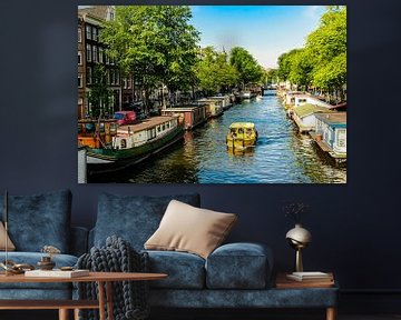 Bäume und Hausboote an Gracht in Amsterdam Innenstadt in Niederlande