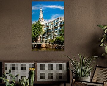 Façade d'une maison et église sur un canal dans le centre ville d'Amsterdam aux Pays-Bas sur Dieter Walther