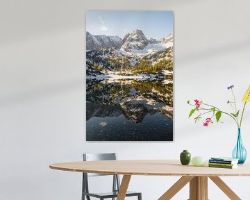 Eerste sneeuw in de herfst aan de Seebensee met uitzicht op de Coburger Hütte bij Ehrwald in Tirol van Daniel Pahmeier