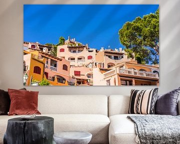 Prachtig uitzicht op mediterrane huizen in Cala Fornells op Mallorca van Alex Winter