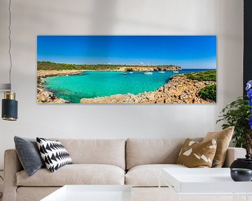 Panoramablick auf Cala Varques, malerische Strandbucht auf Mallorca von Alex Winter