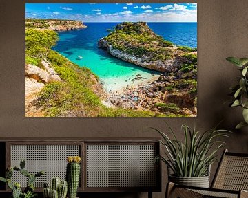 Vue idyllique de la plage de Cala Moro à Majorque, dans les îles Baléares. sur Alex Winter